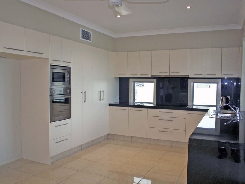 6 Cessnock Close, Mermaid Waters QLD 4218