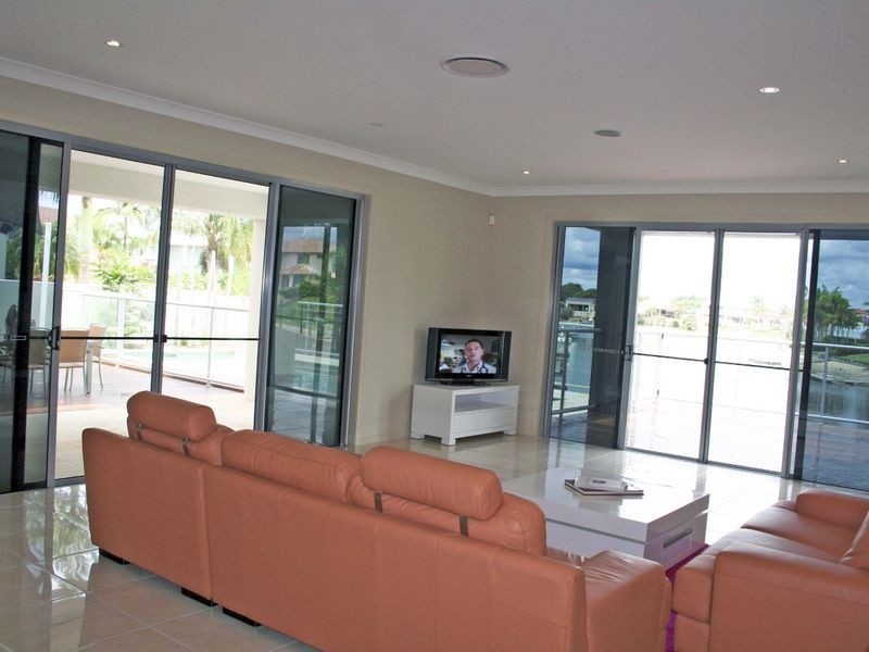 6 Cessnock Close, Mermaid Waters QLD 4218