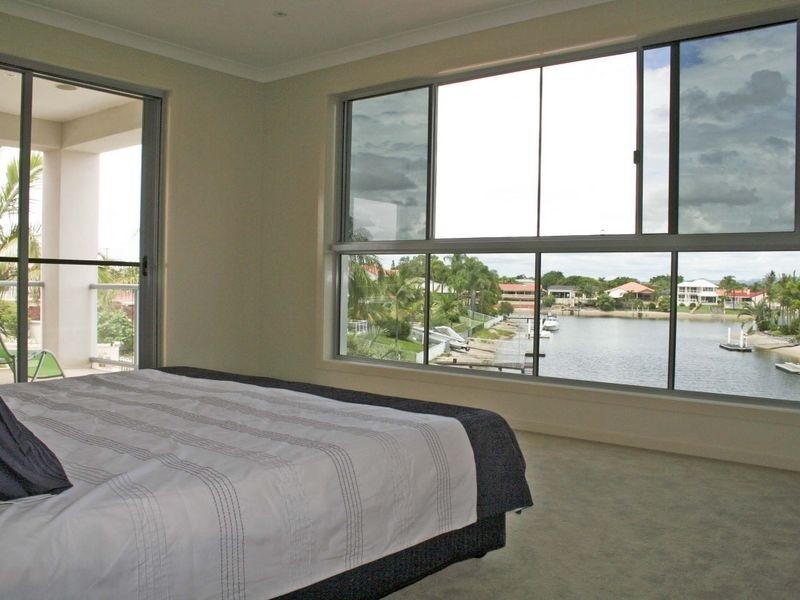 6 Cessnock Close, Mermaid Waters QLD 4218