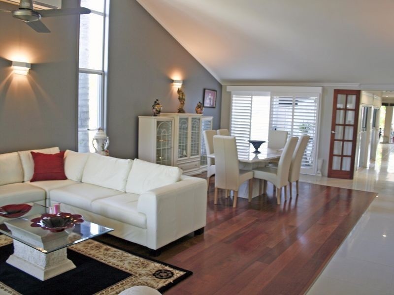 2 Salamander Court, Mermaid Waters QLD 4218