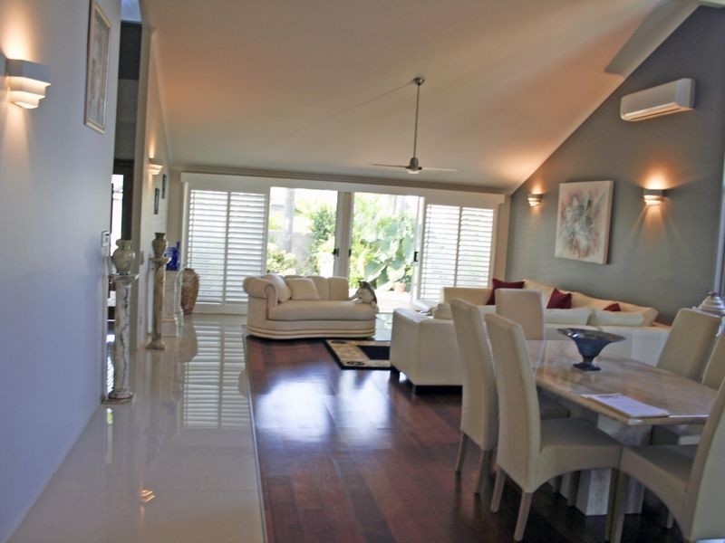 2 Salamander Court, Mermaid Waters QLD 4218