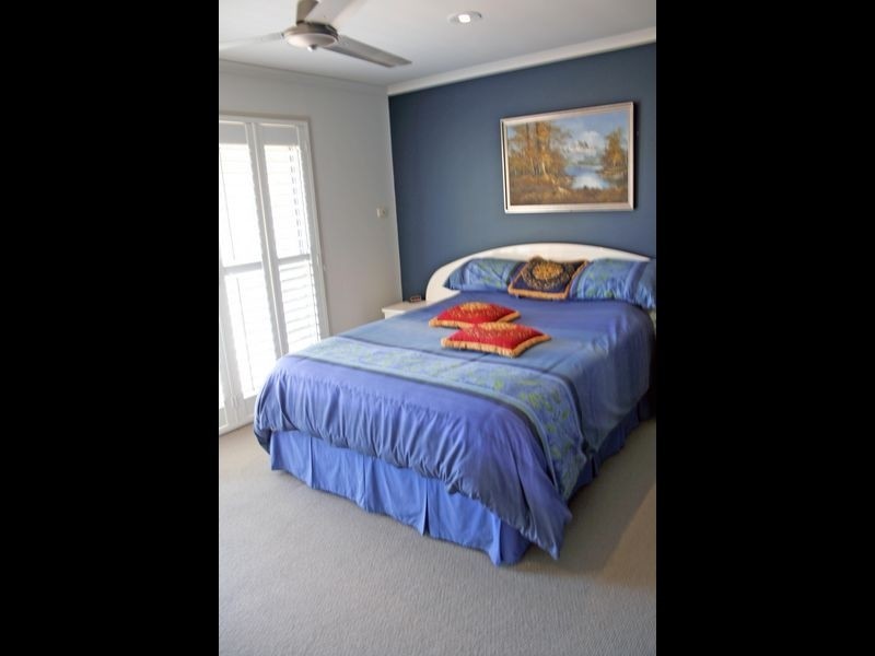 2 Salamander Court, Mermaid Waters QLD 4218