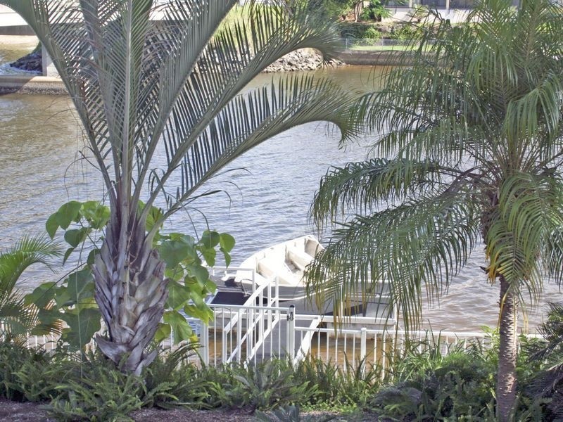 2 Salamander Court, Mermaid Waters QLD 4218