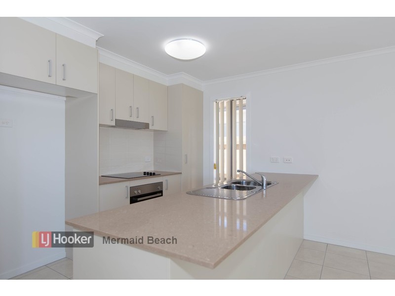 18 Keelson Crescent, Hope Island QLD 4212
