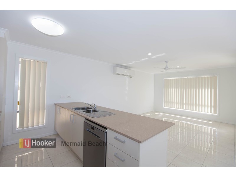 18 Keelson Crescent, Hope Island QLD 4212