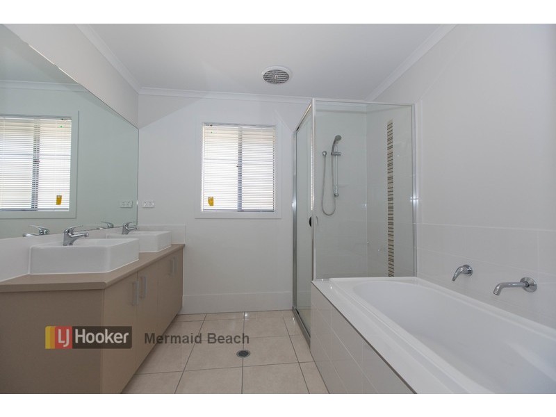 18 Keelson Crescent, Hope Island QLD 4212
