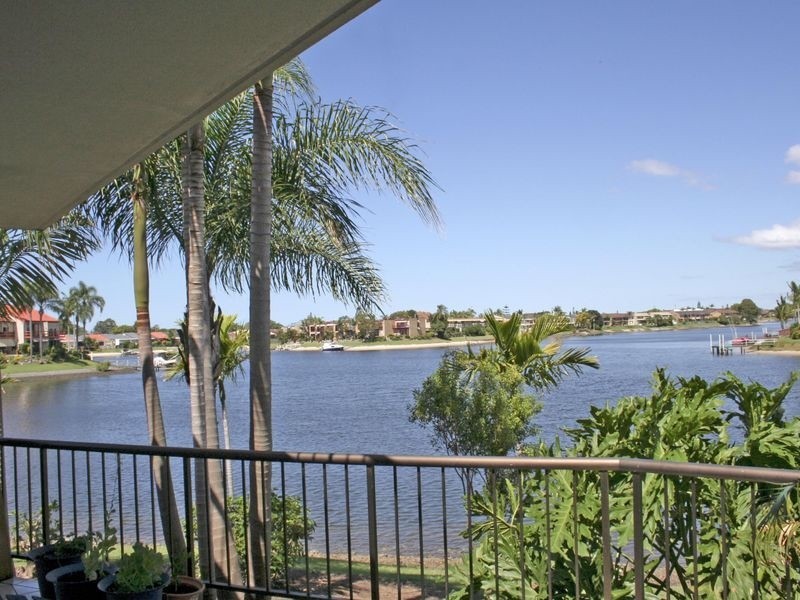 1/52 Hooker Boulevard, Mermaid Waters QLD 4218