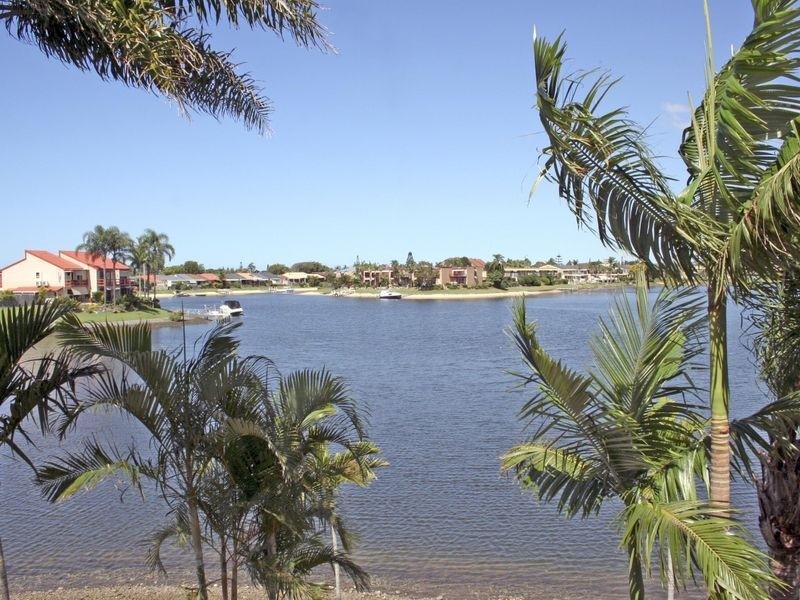 1/52 Hooker Boulevard, Mermaid Waters QLD 4218