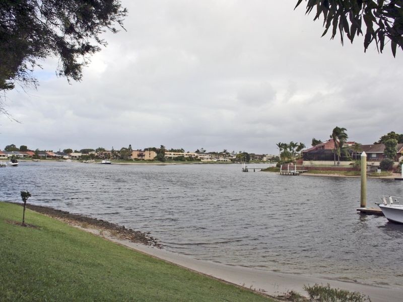 1/52 Hooker Boulevard, Mermaid Waters QLD 4218