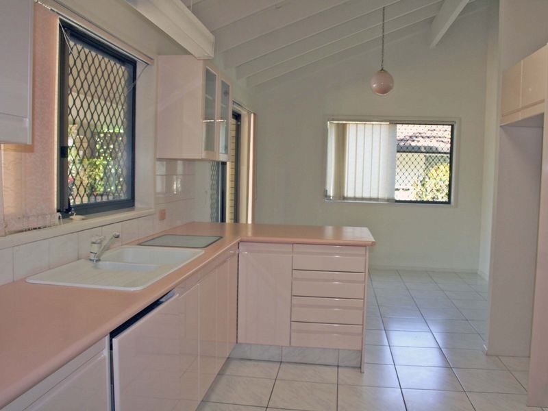 6 Sundowner Court, Mermaid Waters QLD 4218