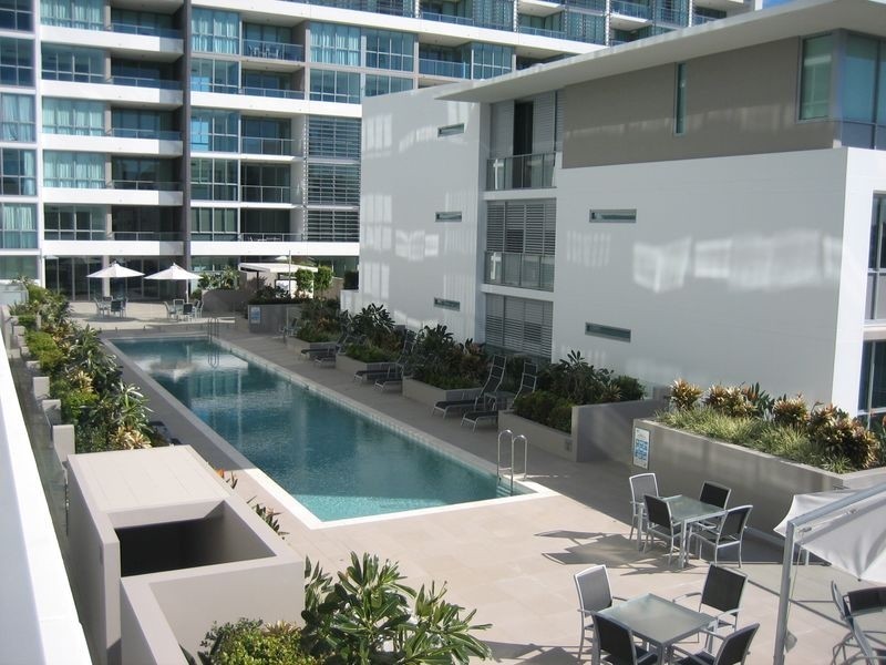 @/33 T.E Peters Drive, Broadbeach QLD 4218
