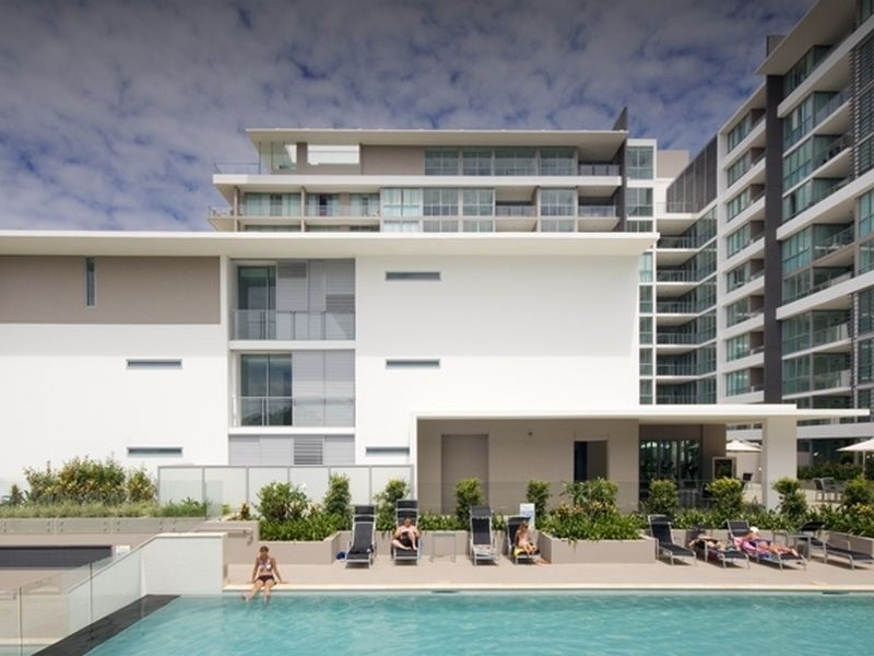 @/33 T.E Peters Drive, Broadbeach QLD 4218