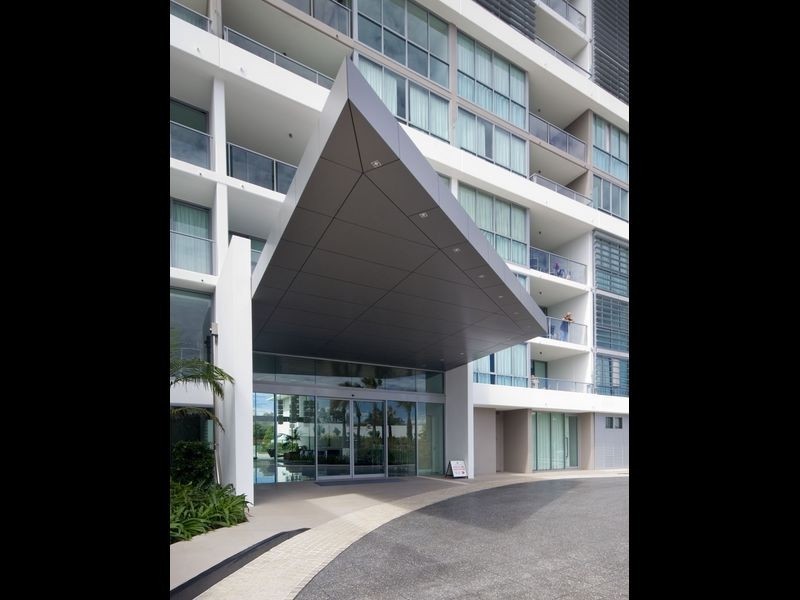 @/33 T.E Peters Drive, Broadbeach QLD 4218