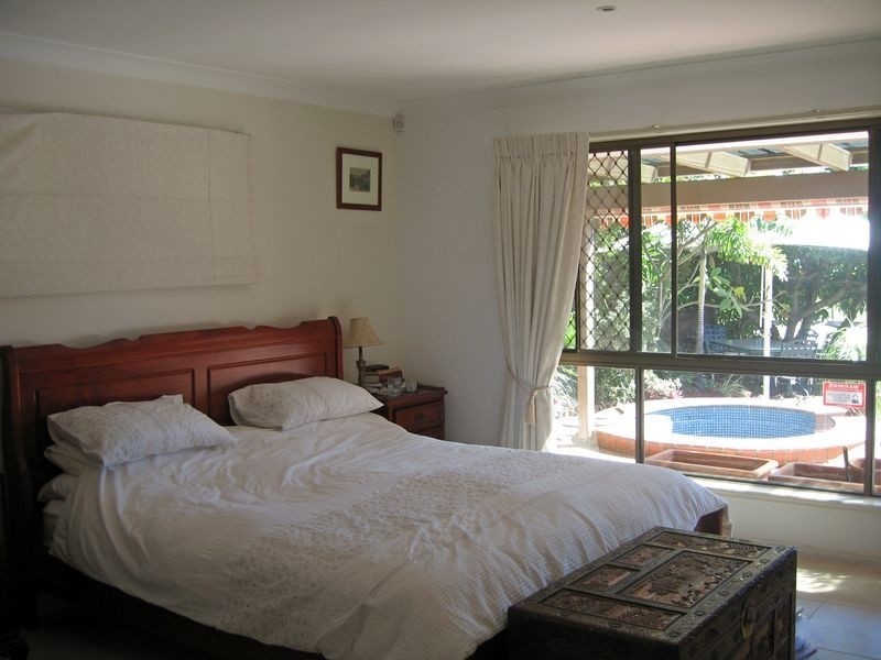 12 Winch Court, Mermaid Waters QLD 4218