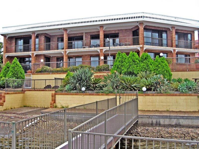 12 Lowanna Court, Mermaid Waters QLD 4218