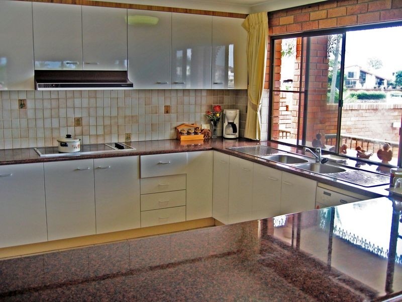 12 Lowanna Court, Mermaid Waters QLD 4218
