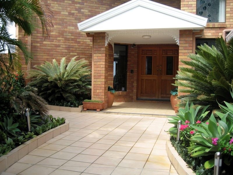 12 Lowanna Court, Mermaid Waters QLD 4218
