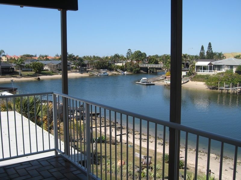 35 Sundowner Court, Mermaid Waters QLD 4218