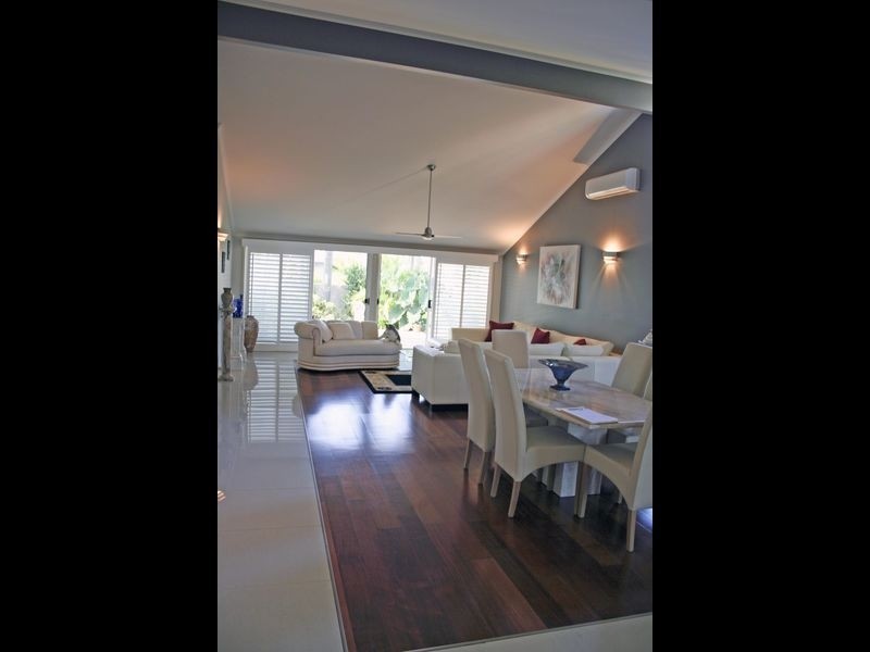 2 Salamander Street, Mermaid Waters QLD 4218