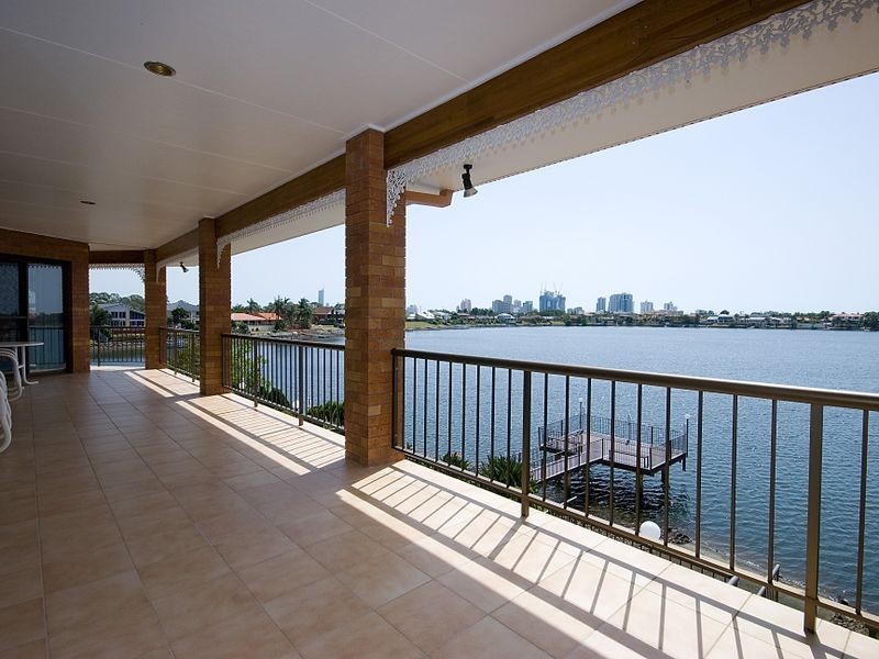 12 Lowanna Court, Mermaid Waters QLD 4218