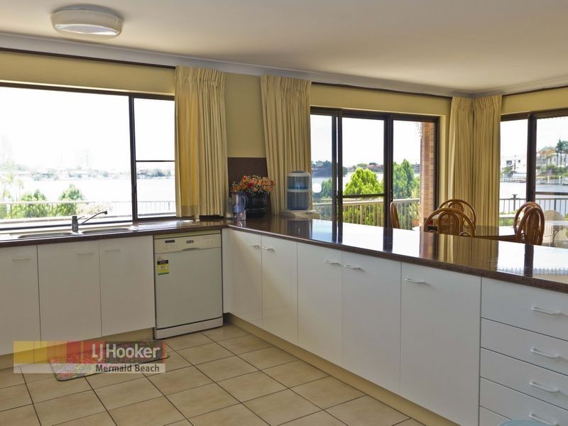 12 Lowanna Court, Mermaid Waters QLD 4218