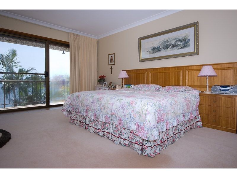 12 Lowanna Court, Mermaid Waters QLD 4218