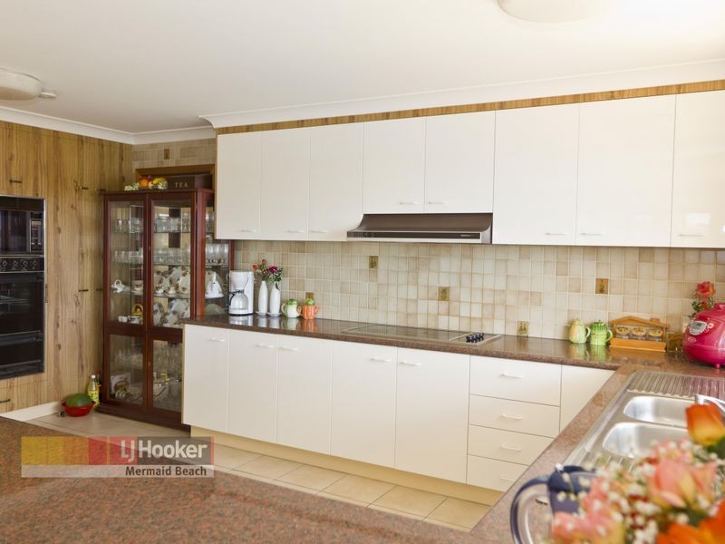 12 Lowanna Court, Mermaid Waters QLD 4218