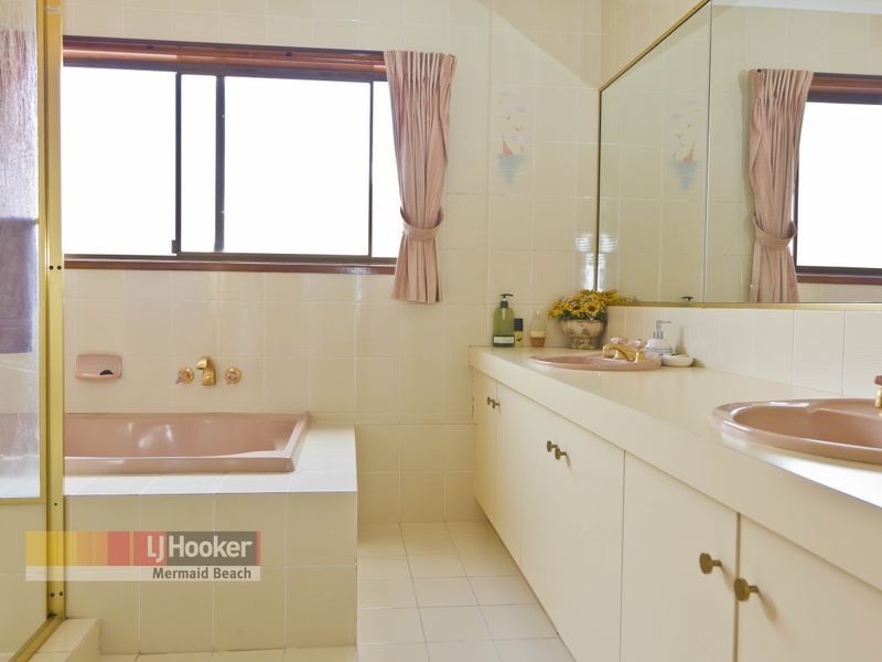12 Lowanna Court, Mermaid Waters QLD 4218