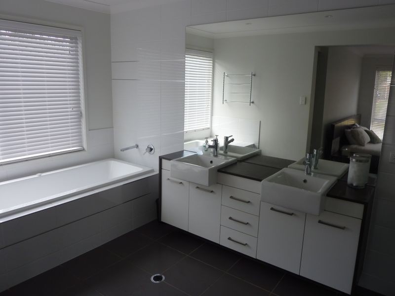 10 Megalong Street, Holland Park West QLD 4121