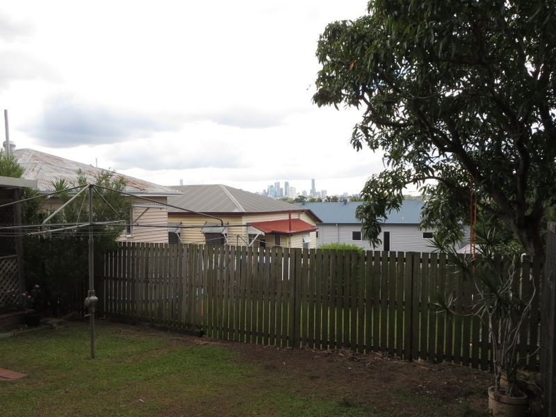 92 Pear St, Greenslopes QLD 4120