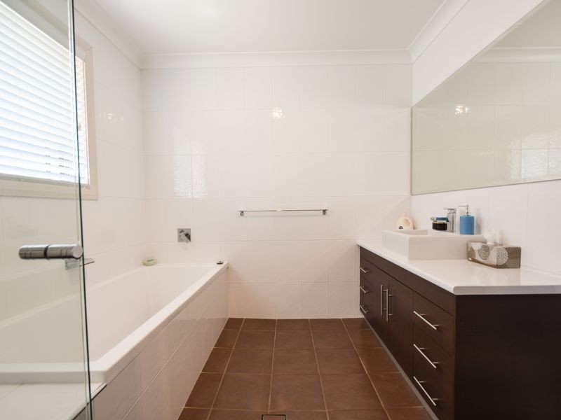 1 Settlers Place, Young NSW 2594
