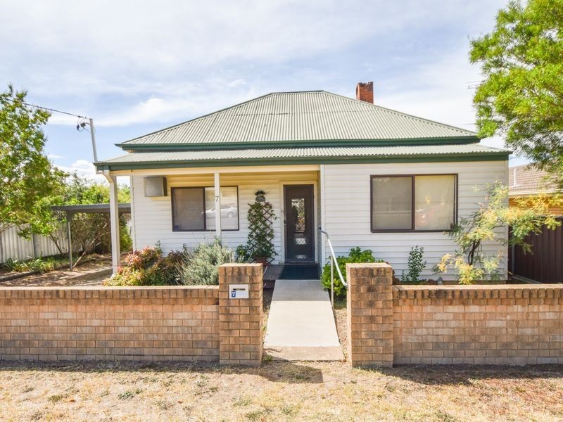 7 Currawong Street, Young NSW 2594