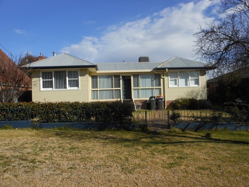 8 Karabah Ave, Young NSW 2594