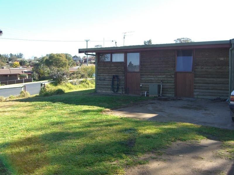 87 Blackett Avenue, Young NSW 2594