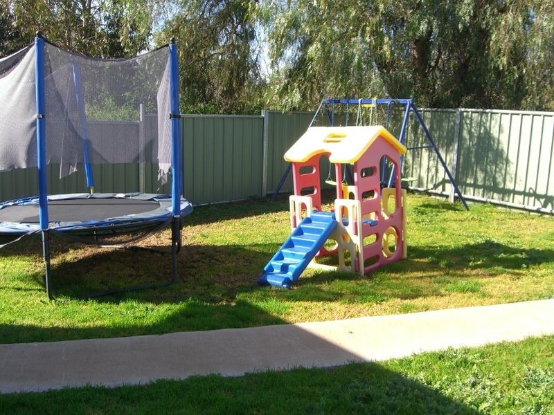 11 Sam Place, Young NSW 2594