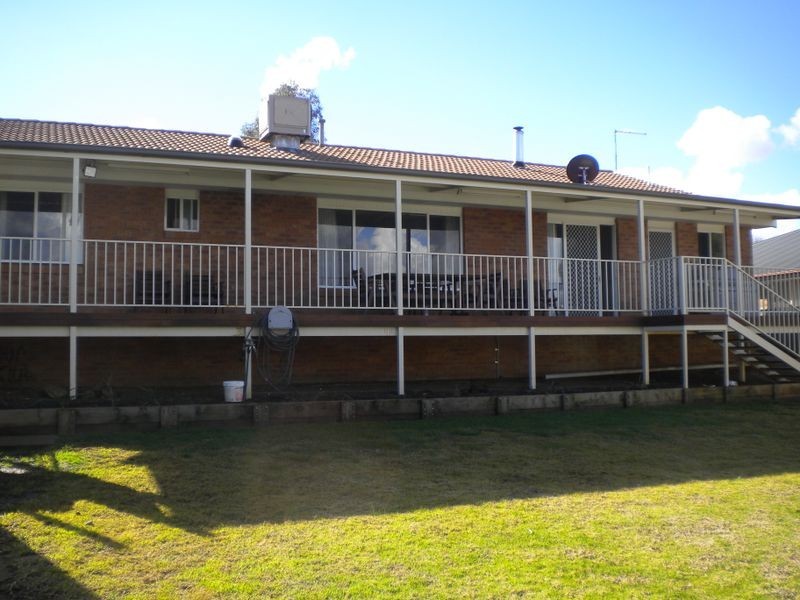 8 Martin Close, Young NSW 2594