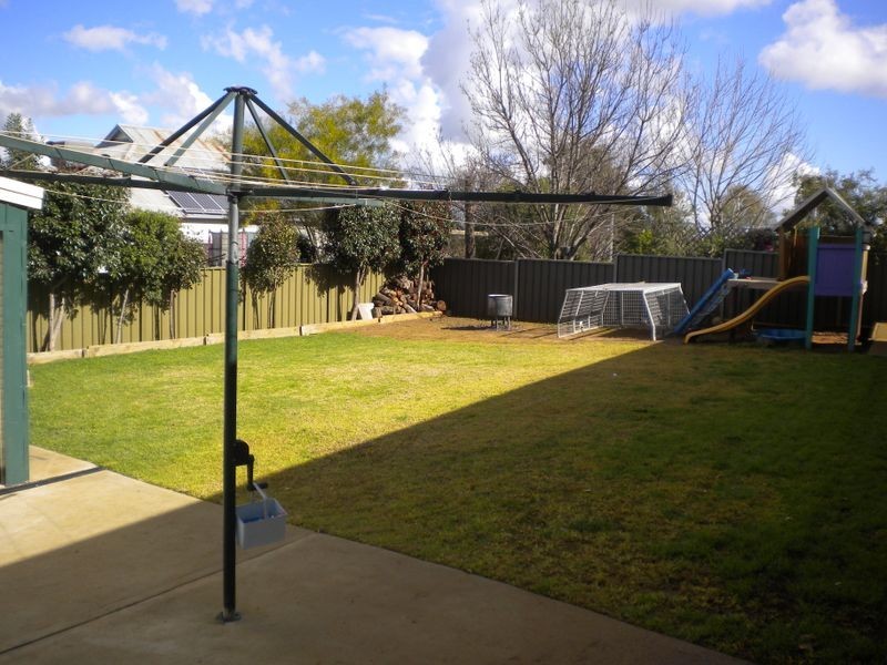 8 Martin Close, Young NSW 2594