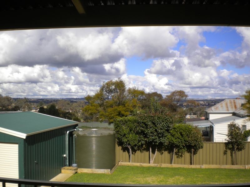 8 Martin Close, Young NSW 2594