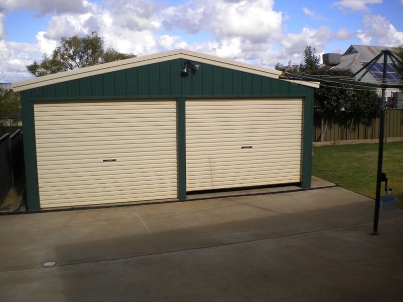 8 Martin Close, Young NSW 2594