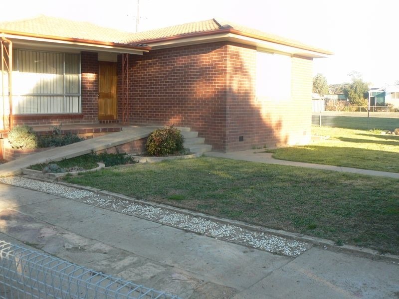 24 Murringo Street, Young NSW 2594