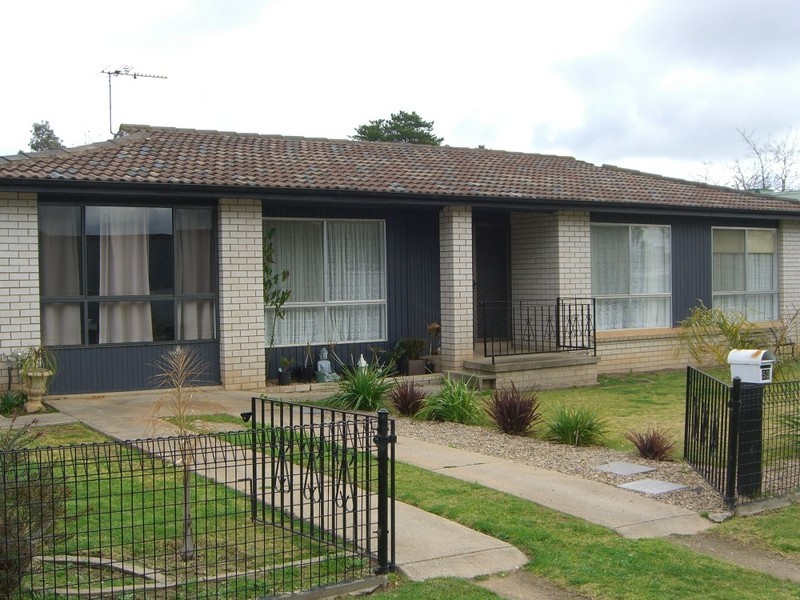 53 Binalong Street, Young NSW 2594