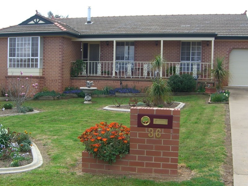 36 Pineview Circuit, Young NSW 2594