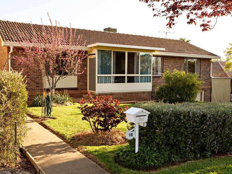 16 Toompang Street, Young NSW 2594