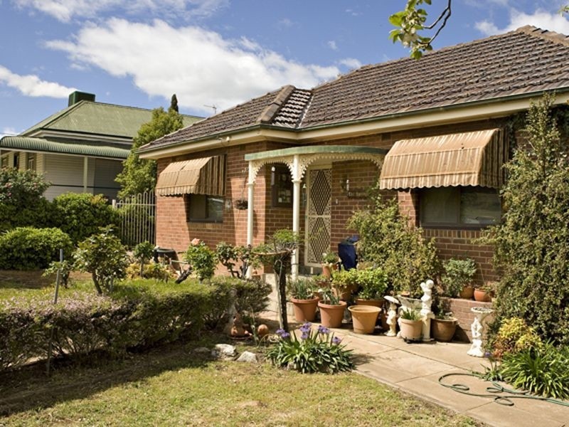 6 Lovell, Young NSW 2594