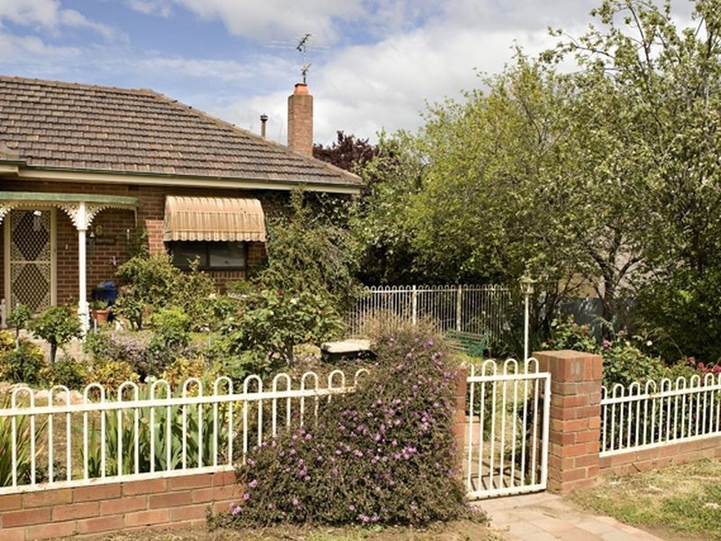 6 Lovell, Young NSW 2594