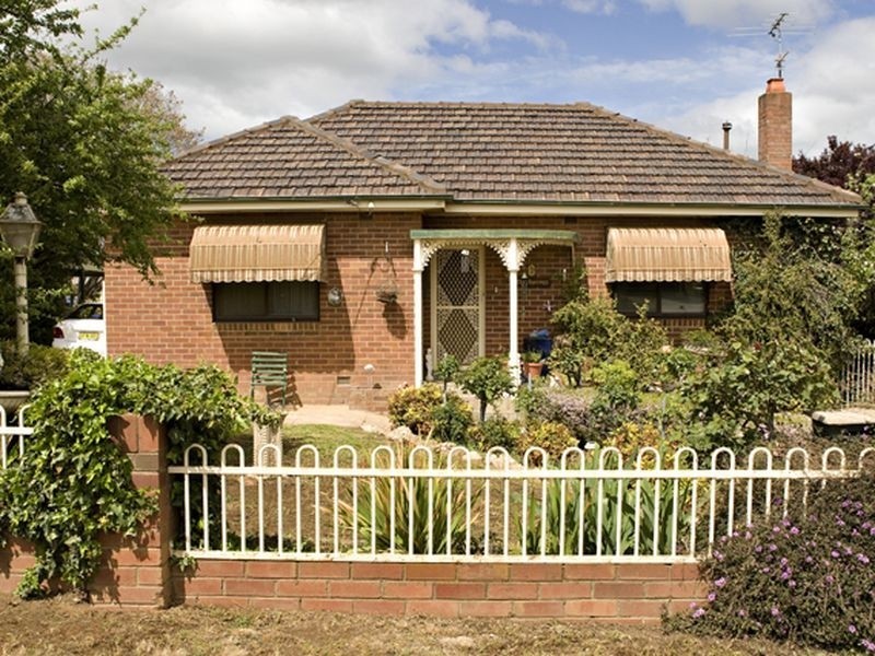 6 Lovell, Young NSW 2594