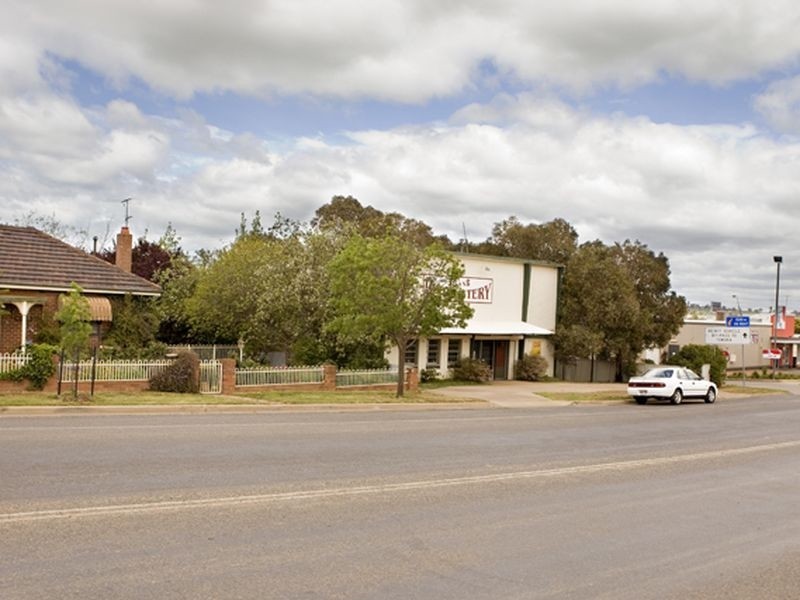6 Lovell, Young NSW 2594