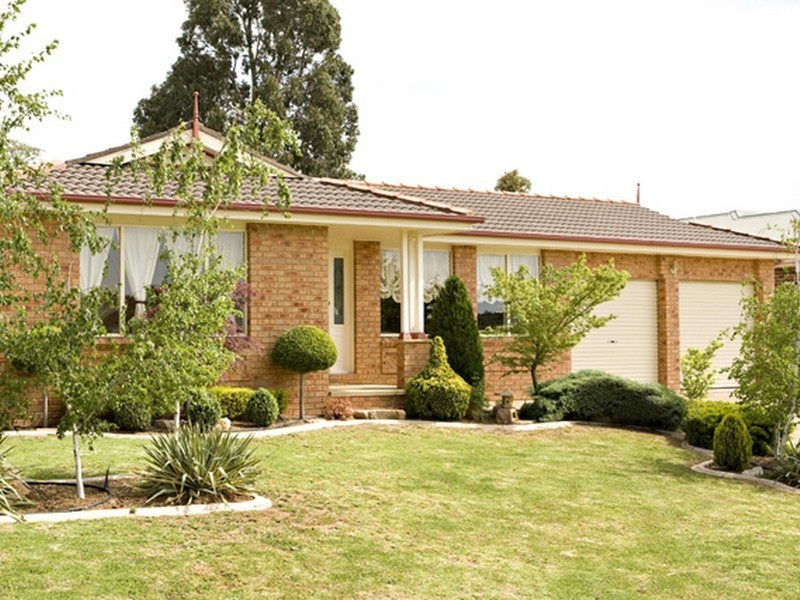 2 Pineview Circuit, Young NSW 2594