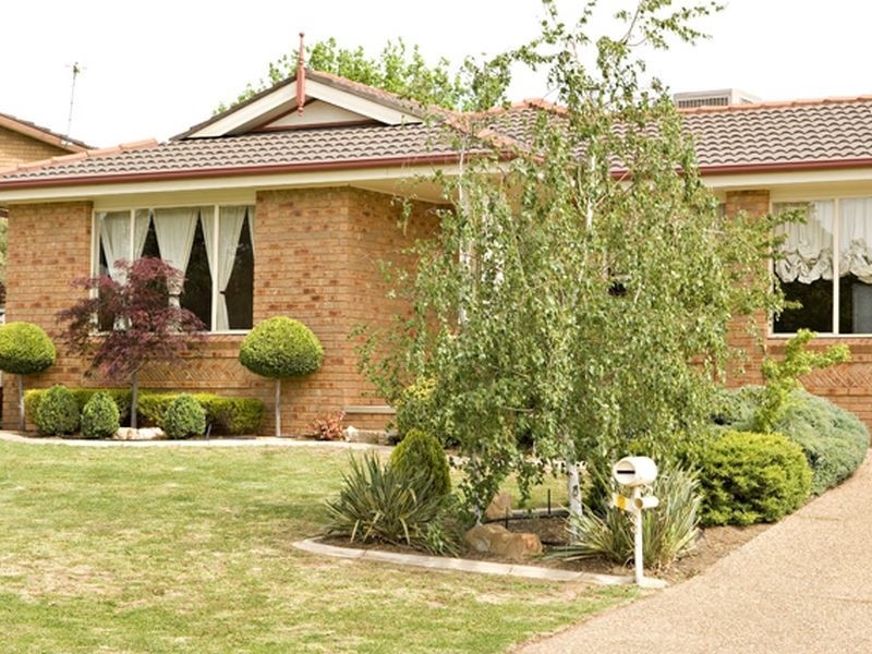 2 Pineview Circuit, Young NSW 2594