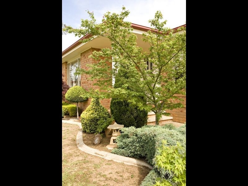 2 Pineview Circuit, Young NSW 2594
